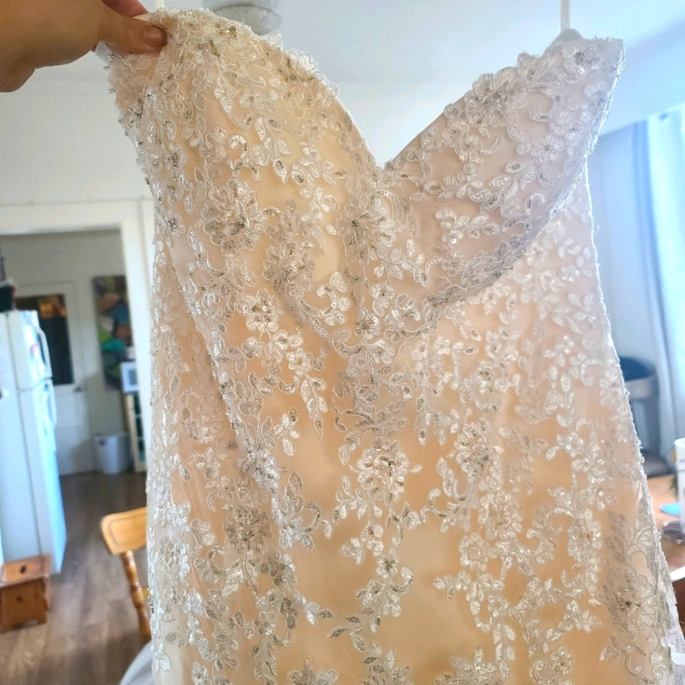 Gorgeous strapless brand-new wedding dress